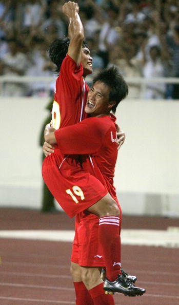 Asian Cup 2007 là một kỷ niệm đẹp khi đội tuyển Việt Nam với tư cách một trong bốn chủ nhà đã giành ngôi nhì bảng B để đoạt vé vào tứ kết. Trong ảnh, Công Vinh ăn mừng bàn thắng cùng Tài Em trong chiến thắng 2-0 trước UAE ở trận mở màn vòng bảng. (Xem pha lốp bóng bằng chân trái của Công Vinh qua đầu thủ môn)